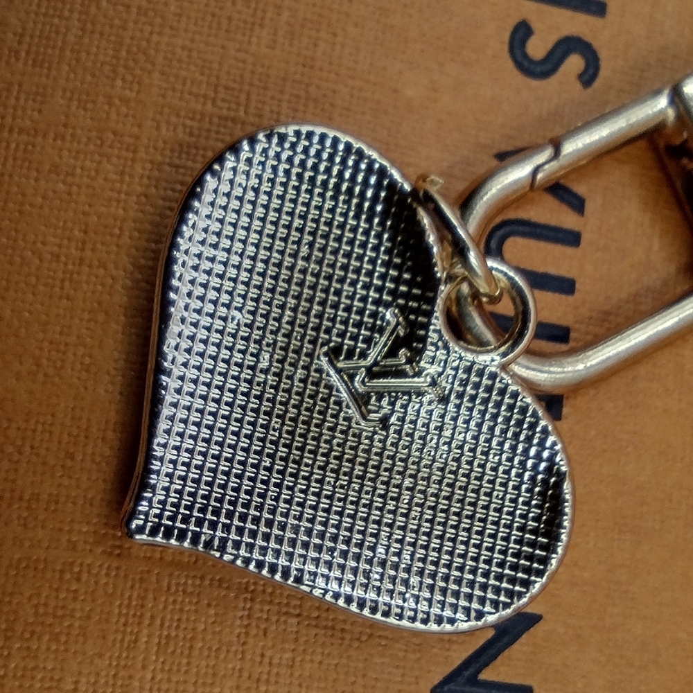 Louis Vuitton Zipper Pull, Authentic. Black, Heart Shaped - Picture 4 of 5